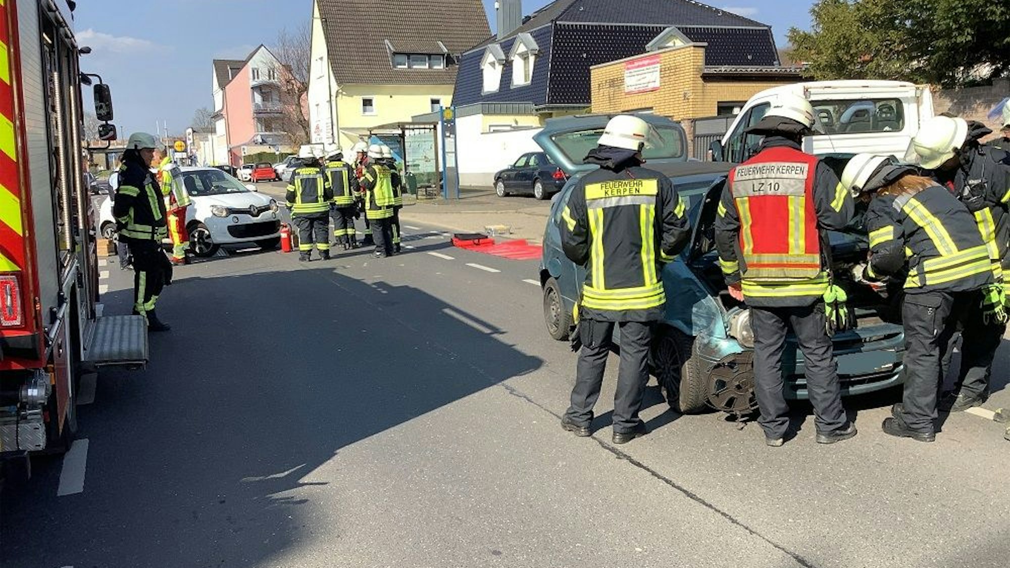 Auf der Hauptstraße in Kerpen-Horrem waren zwei Pkw zusammengestoßen.