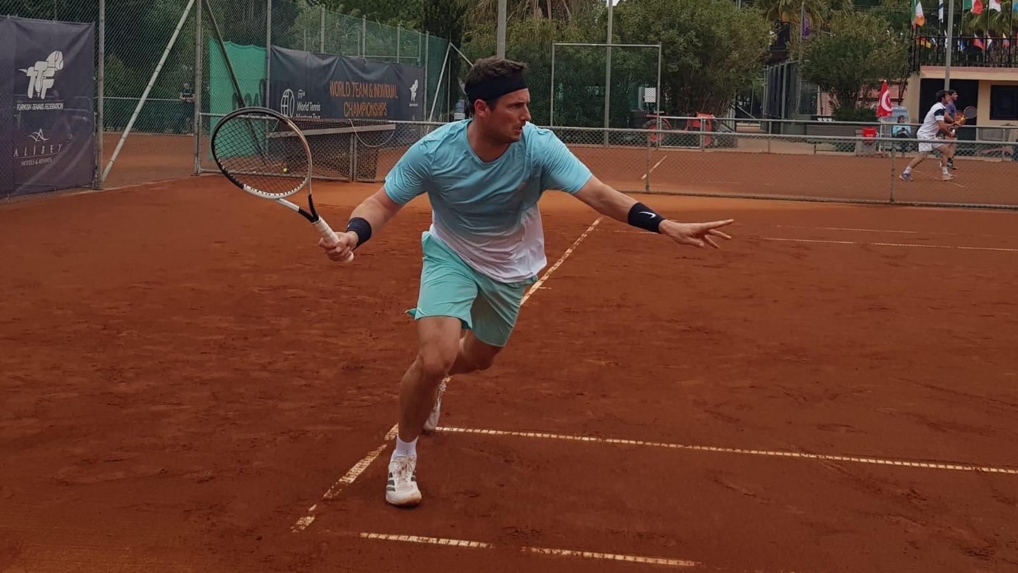 Dennis Jaekel hebt den Schläger, um den Ball entgegen zu nehmen.