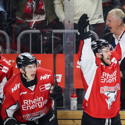 Kölns Trainer Kari Jalonen jubelt nach dem Tor zum 2:1 auf der Trainerbank hinter seinen Spielern.