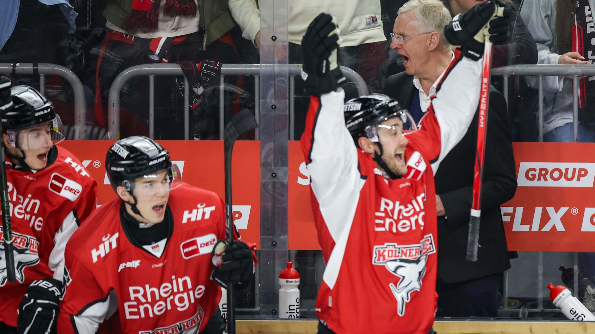 Kölns Trainer Kari Jalonen jubelt nach dem Tor zum 2:1 auf der Trainerbank hinter seinen Spielern.