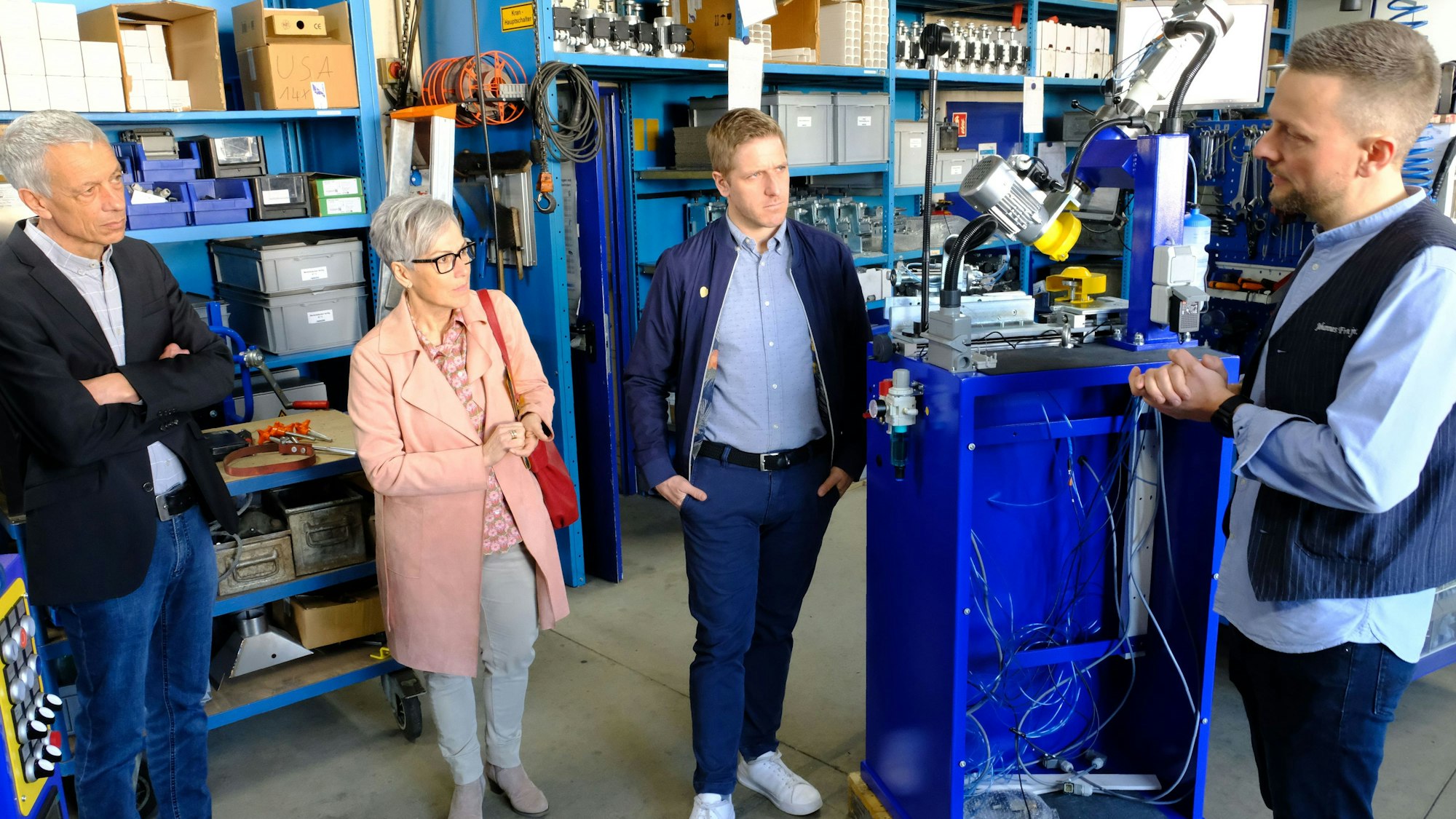 Betriebsbesuch von (v.l.n.r.) Thomas Schiefer, Iris Poth und Landrat Markus Ramers bei Johannes Franzen.