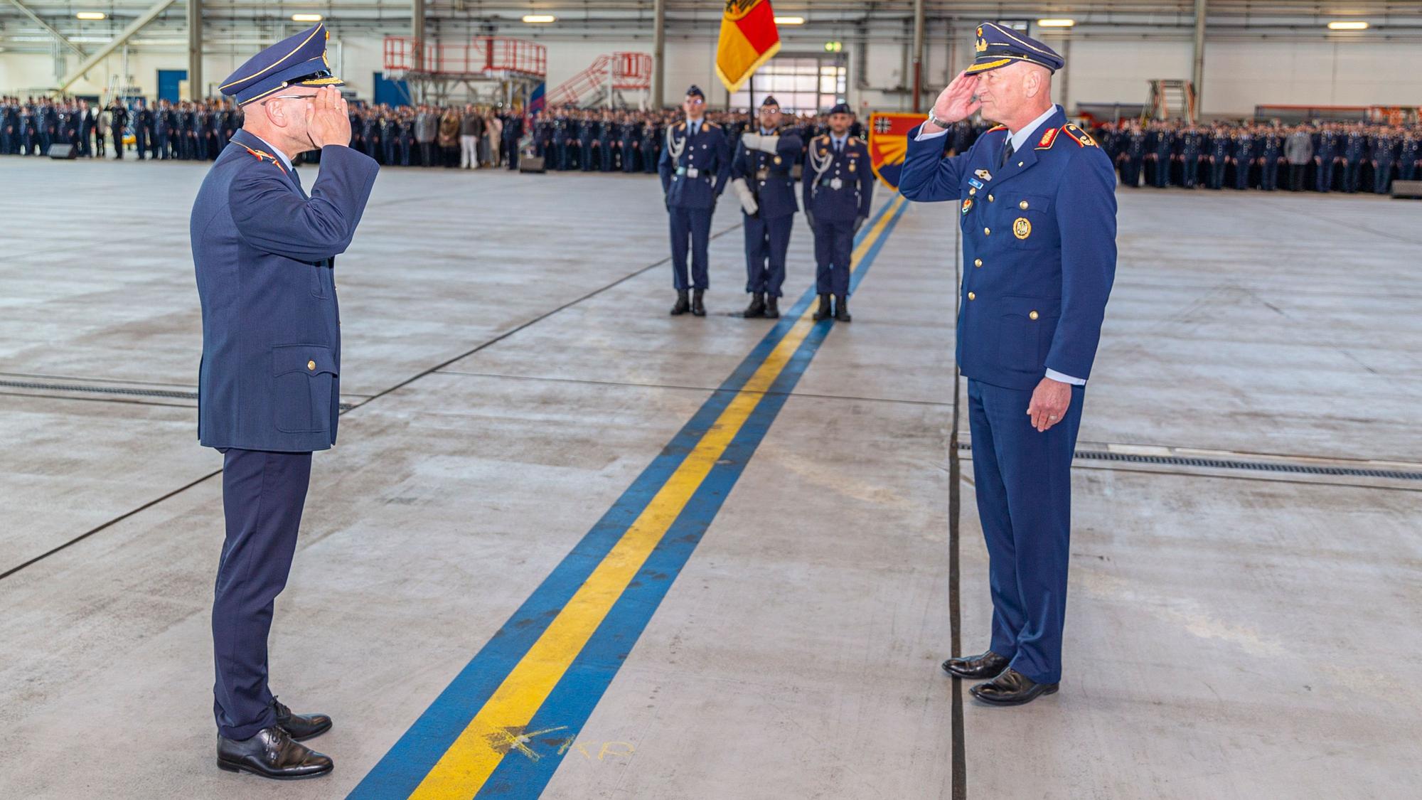 Übergabeappell mit Generalleutnant Katz (l.) und dem scheidenden Standortältesten Generalmajor Richard Frevel