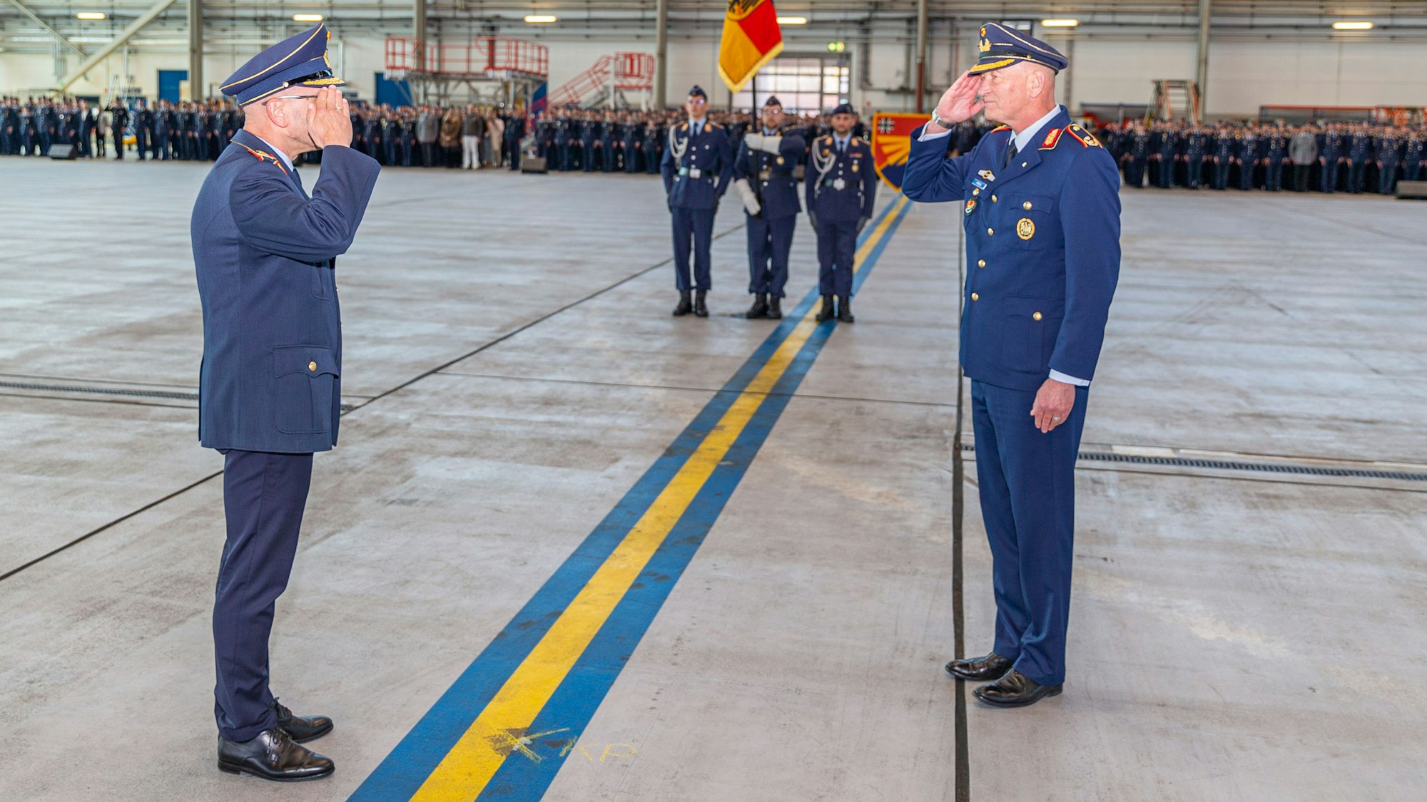 Übergabeappell mit Generalleutnant Katz (l.) und dem scheidenden Standortältesten Generalmajor Richard Frevel
