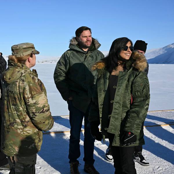 US-Vizepräsident JD Vance (2.vr) und seine Frau Usha Vance besichtigen den Militärstützpunkt Pituffik.