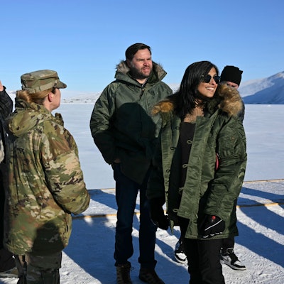 US-Vizepräsident JD Vance (2.vr) und seine Frau Usha Vance besichtigen den Militärstützpunkt Pituffik.