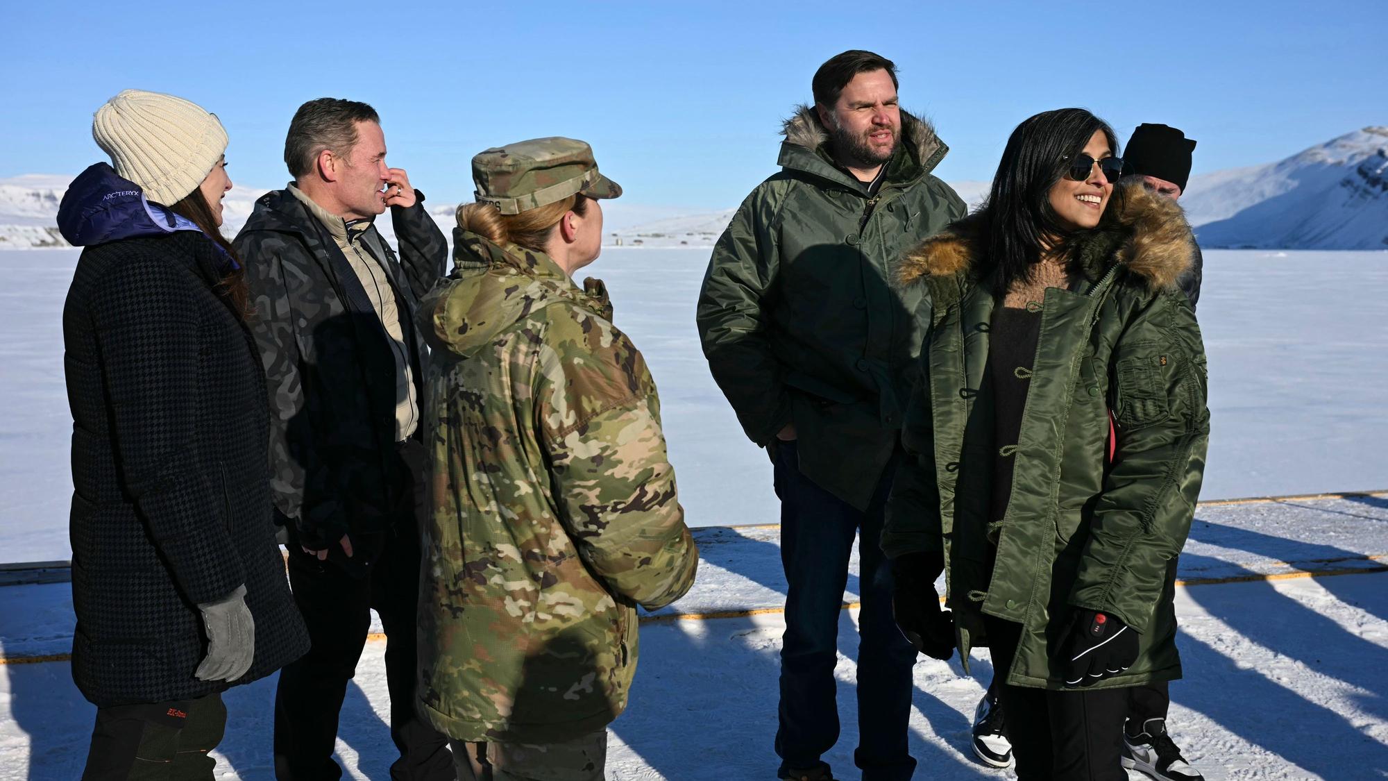 US-Vizepräsident JD Vance (2.vr) und seine Frau Usha Vance besichtigen den Militärstützpunkt Pituffik.