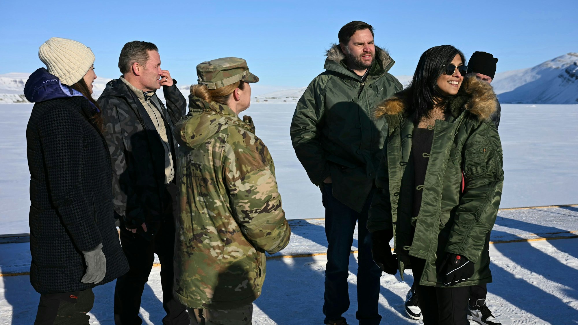 US-Vizepräsident JD Vance (2.vr) und seine Frau Usha Vance besichtigen den Militärstützpunkt Pituffik.