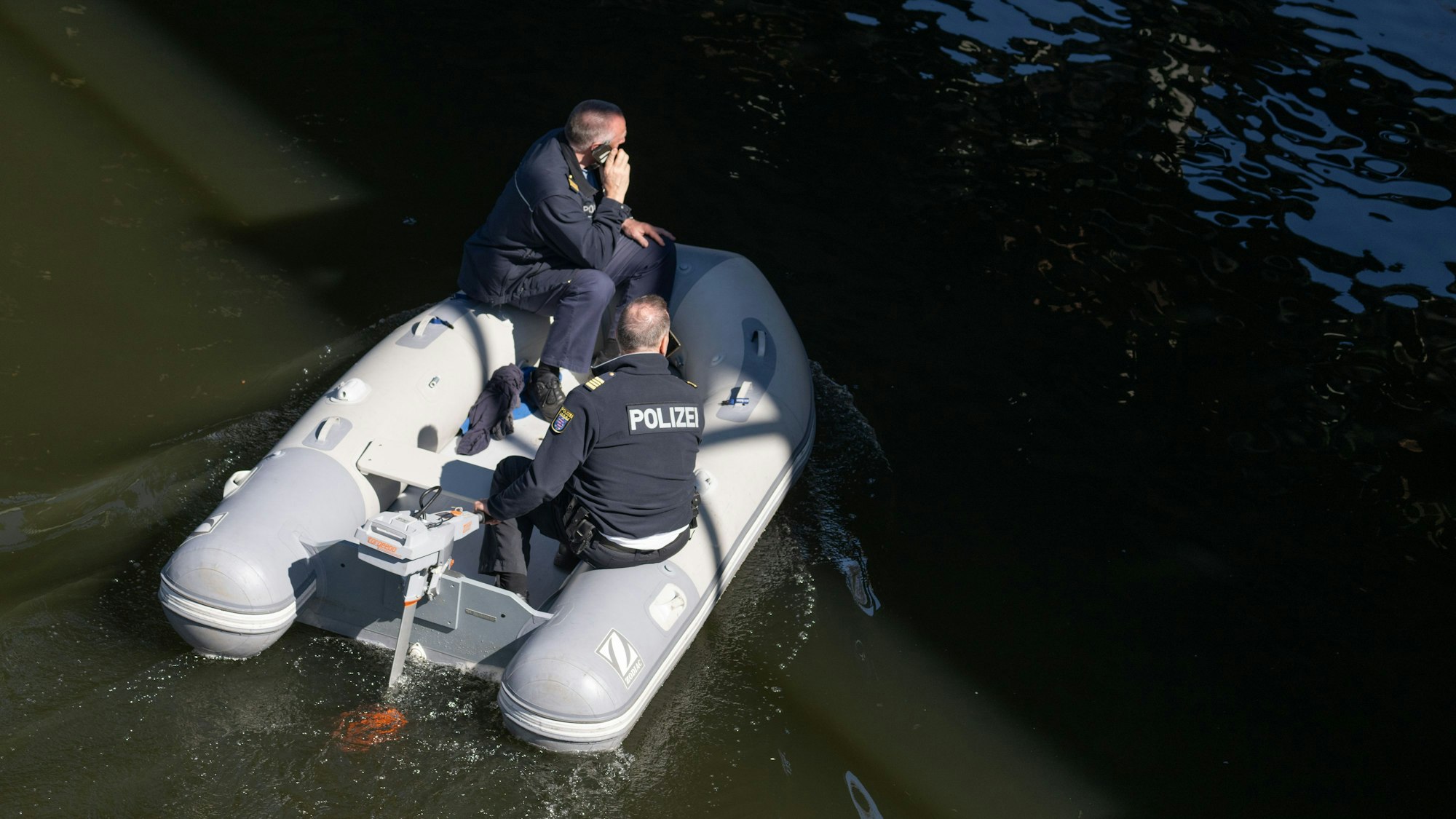 Von einem Schlauchboot aus suchten Polizisten die Lahn nach dem vermissten sechsjährigen Pawlos ab.