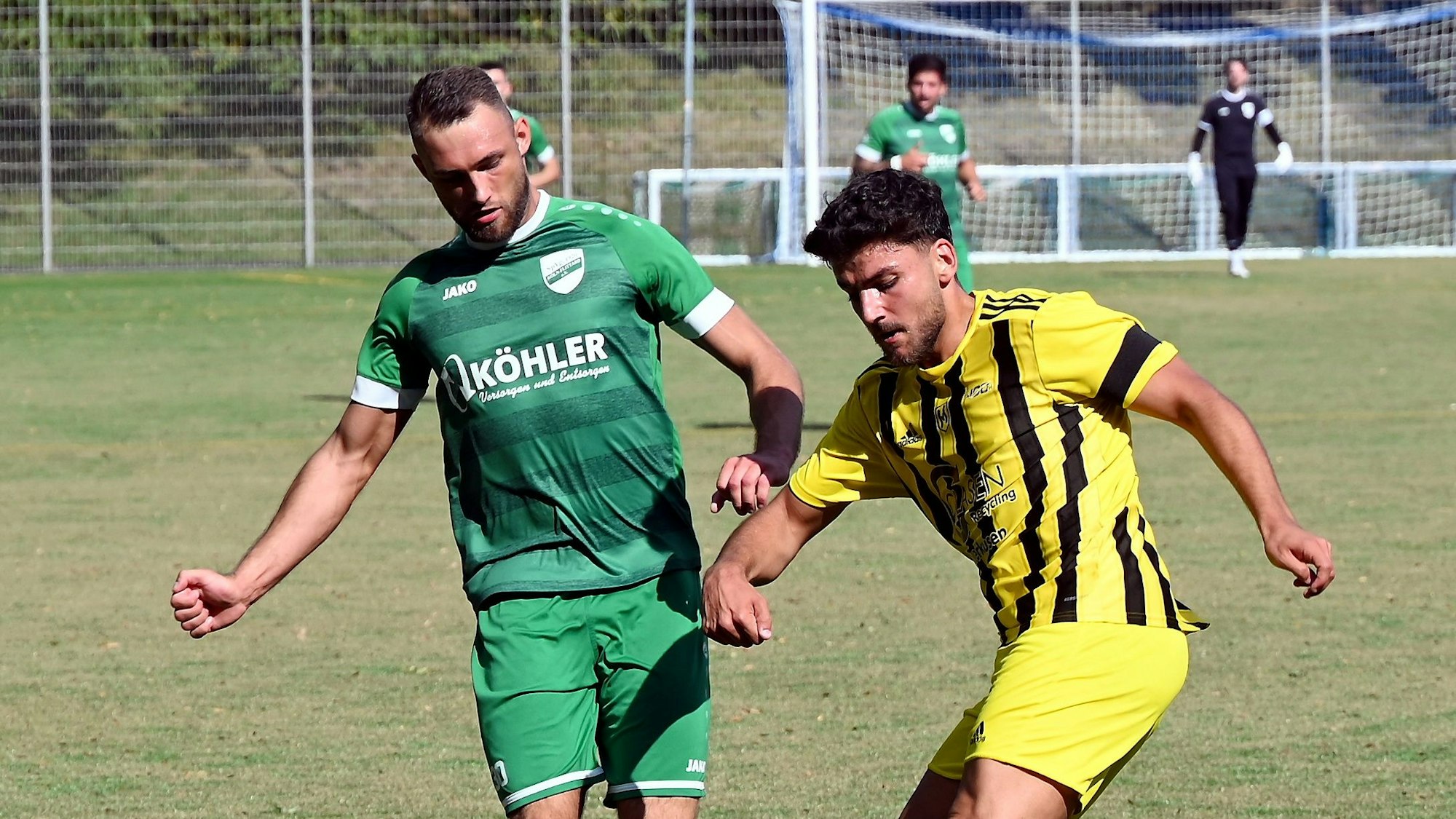 25.08.2024, Fussball-Köln Flittard-SV Schlebusch
links: Florian Hensel (Flittard)
rechts: Ensar Askiran (Schlebusch)
Foto: Uli Herhaus