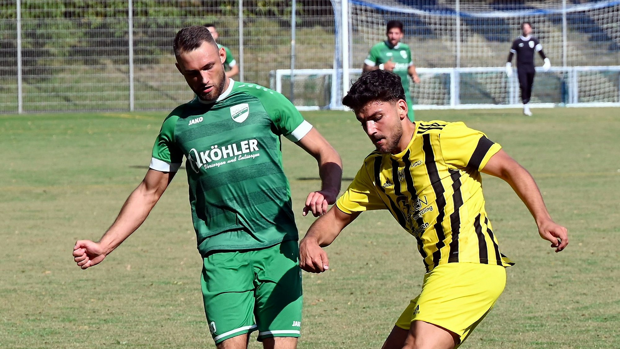 25.08.2024, Fussball-Köln Flittard-SV Schlebusch
links: Florian Hensel (Flittard)
rechts: Ensar Askiran (Schlebusch)
Foto: Uli Herhaus