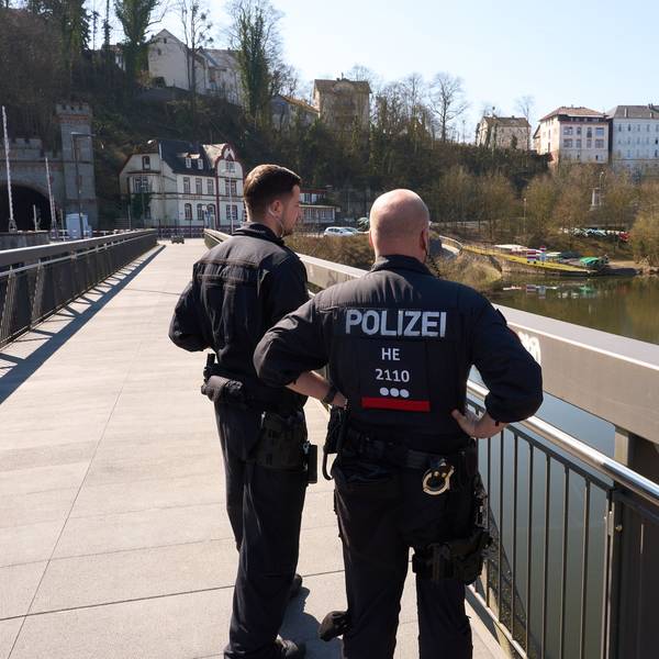 Polizeibeamte bei der Suche nach dem vermissten sechsjährigen Jungen Pawlos.