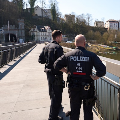 Polizeibeamte bei der Suche nach dem vermissten sechsjährigen Jungen Pawlos.