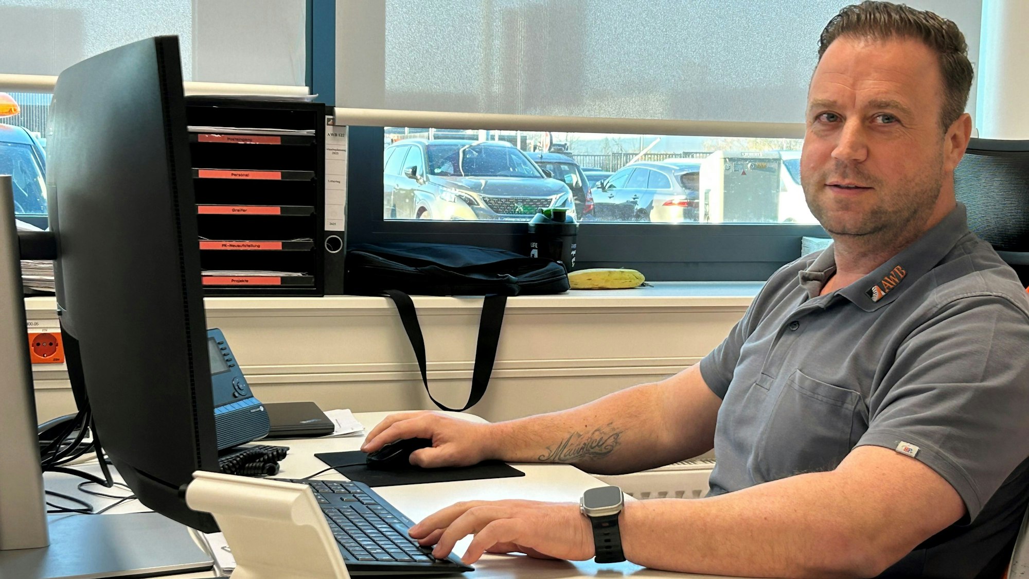 Markus Brendgen, Disponent für Littering bei den Abfallwirtschaftsbetrieben (AWB) an seinem Schreibtisch im Betriebshof Kalk (März 2025)