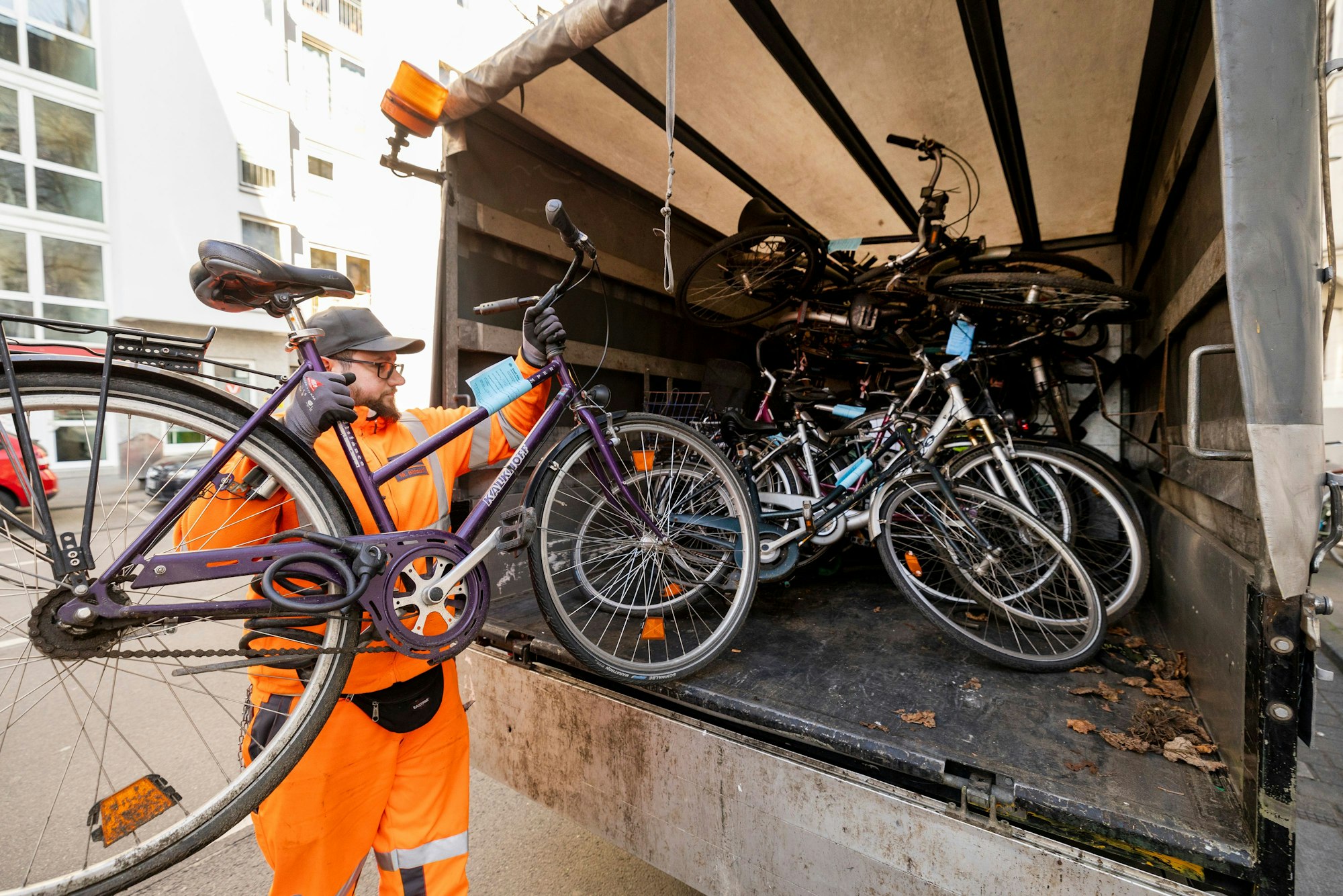 28.03.2025, Köln: Unterwegs mit den Fahrradleichen-Einsammlern der Abfallwirtschaftsbetriebe auf der Neusser Straße.
Foto: Michael Bause
