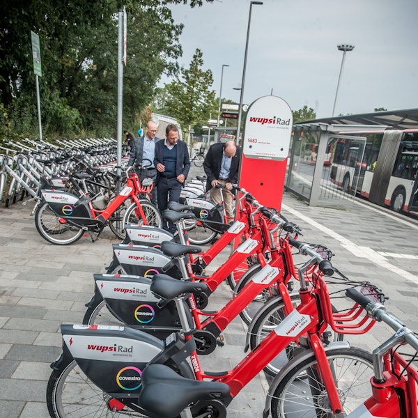 Wupsi-E-Räder am Busbahnhof