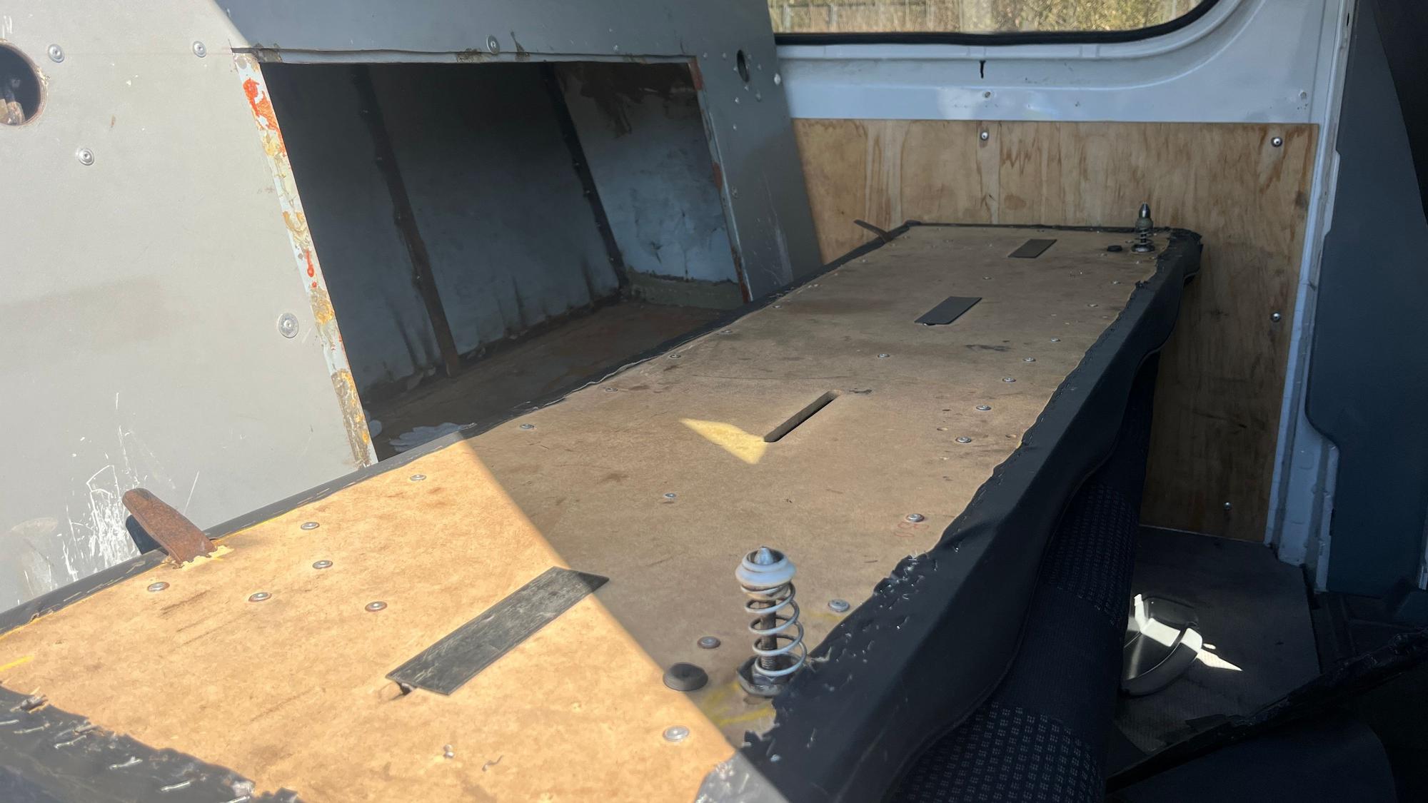 In einem Schmuggelfahrzeug, einem Stash-Car, war ein Geheimfach zwischen Rückwand zum Laderaum und Rückbank eingebaut.