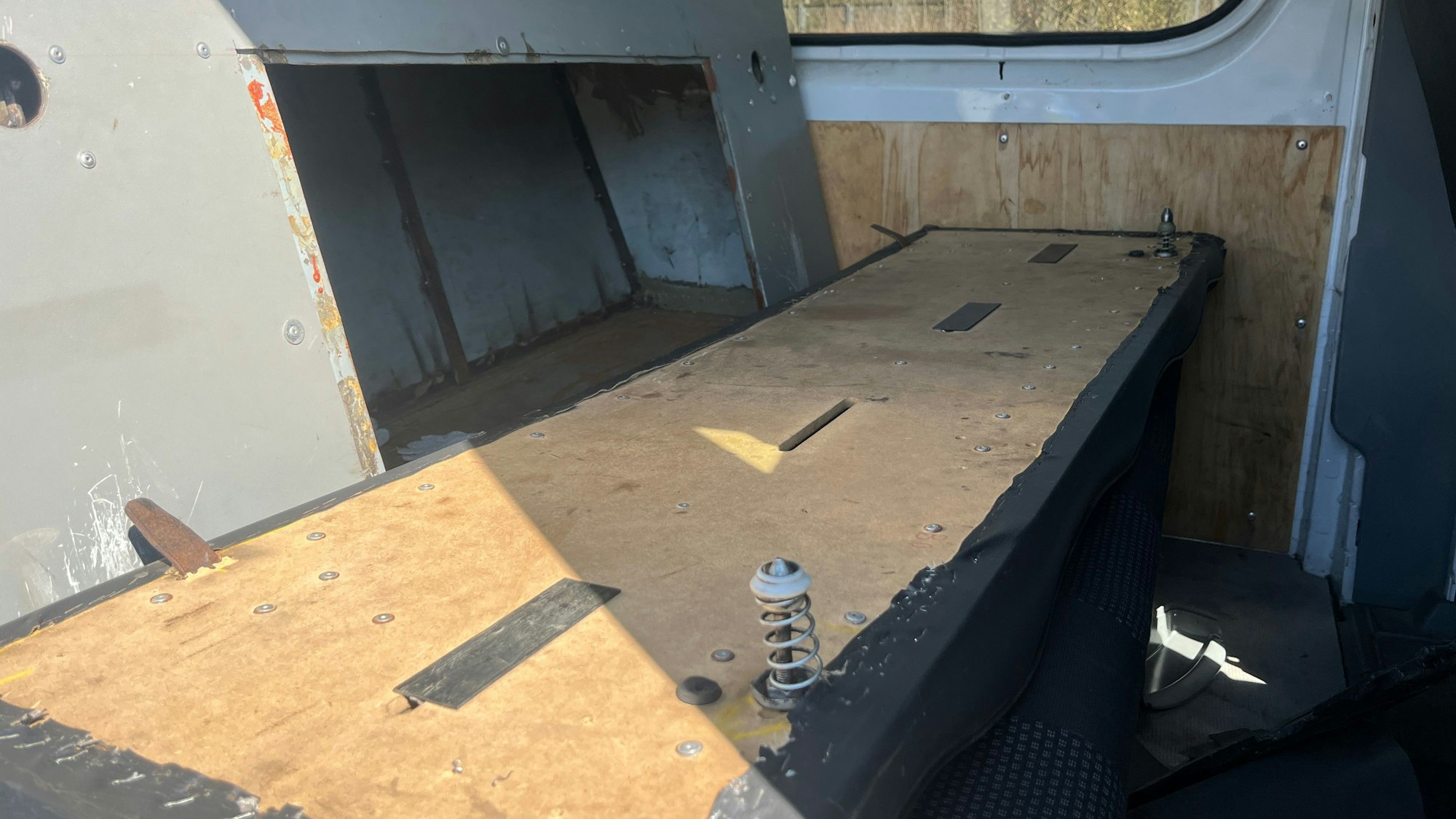 In einem Schmuggelfahrzeug, einem Stash-Car, war ein Geheimfach zwischen Rückwand zum Laderaum und Rückbank eingebaut.