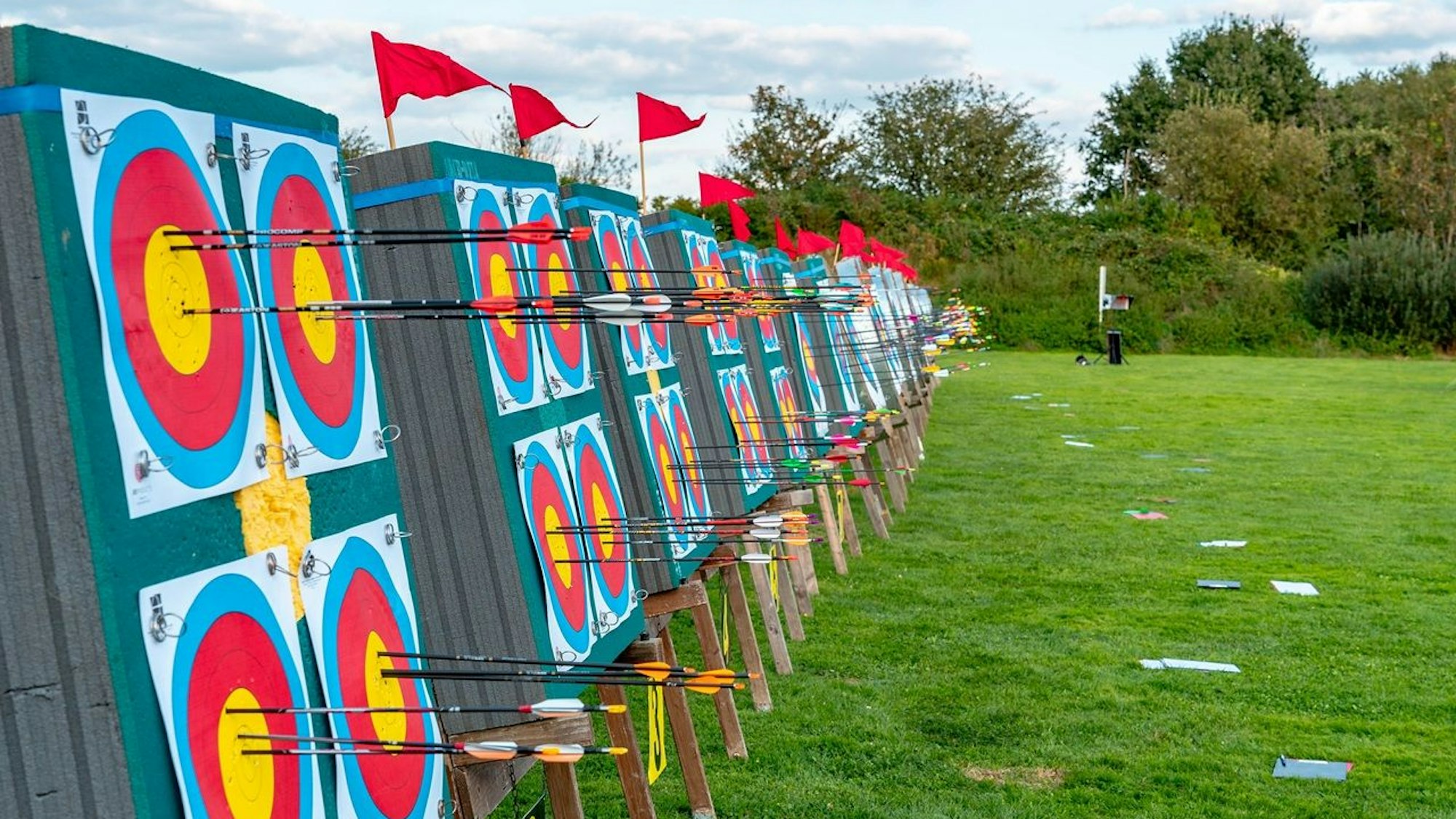 Zu sehen sind Zielscheiben bei einem Turnier im Bogenschießen.