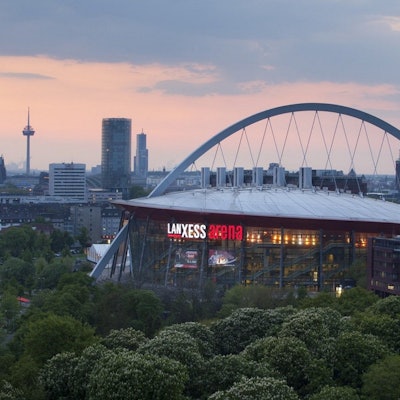 Die Veranstaltungshalle „Lanxess Arena“ (früher Köln-Arena) in Köln-Deutz. Im Hintergrund der Kölner Dom.