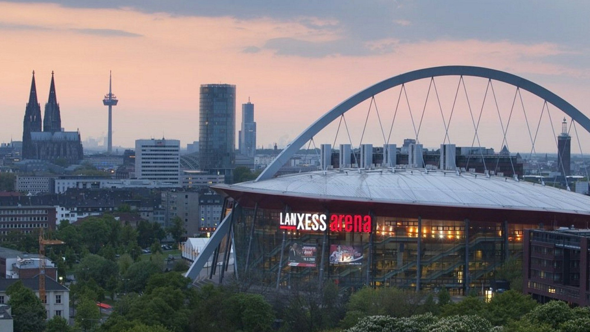 Die Veranstaltungshalle „Lanxess Arena“ (früher Köln-Arena) in Köln-Deutz. Im Hintergrund der Kölner Dom.