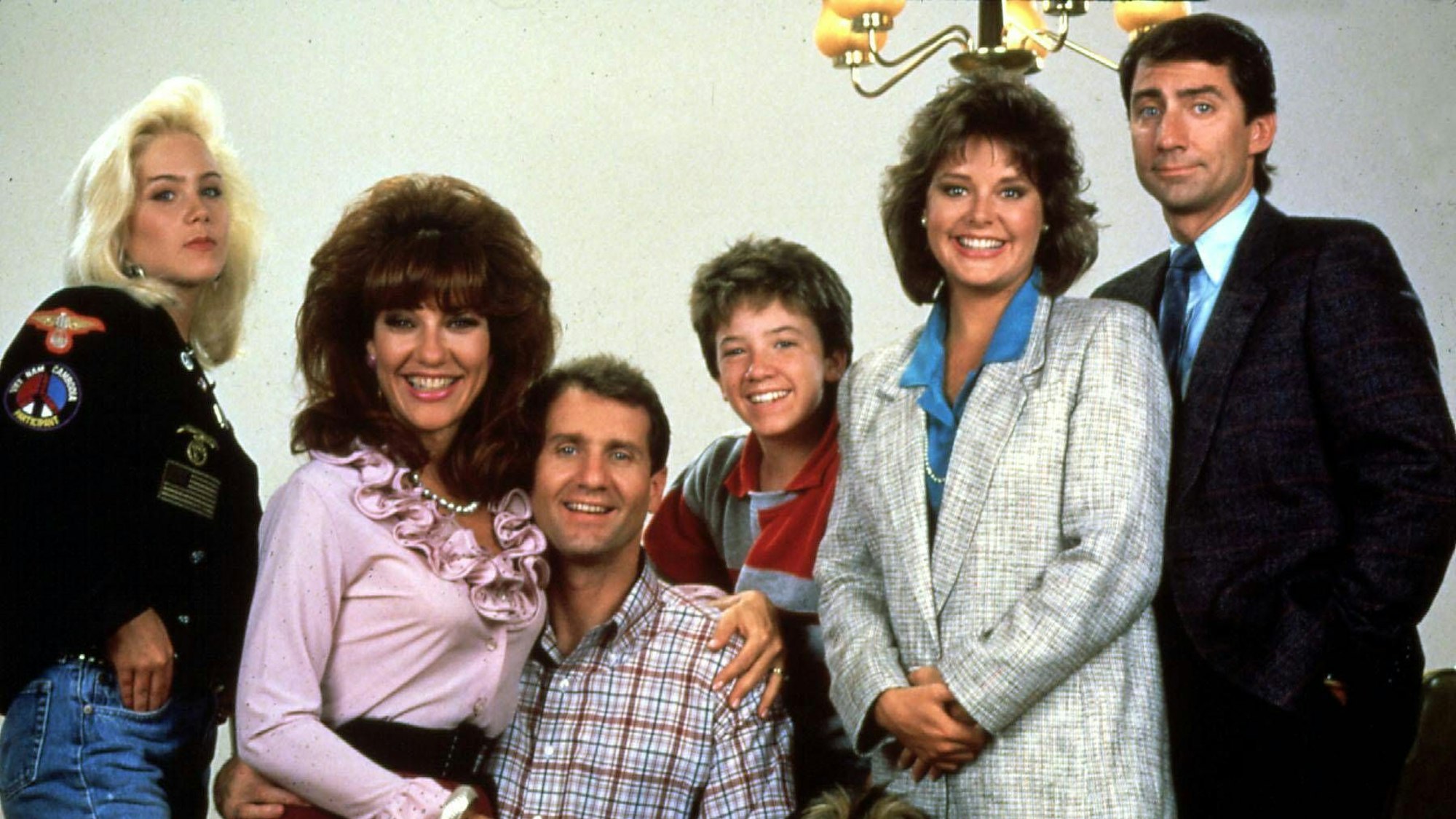 Die Besetzung der Sitcom „Eine schrecklich nette Familie“ im Jahr 1987.