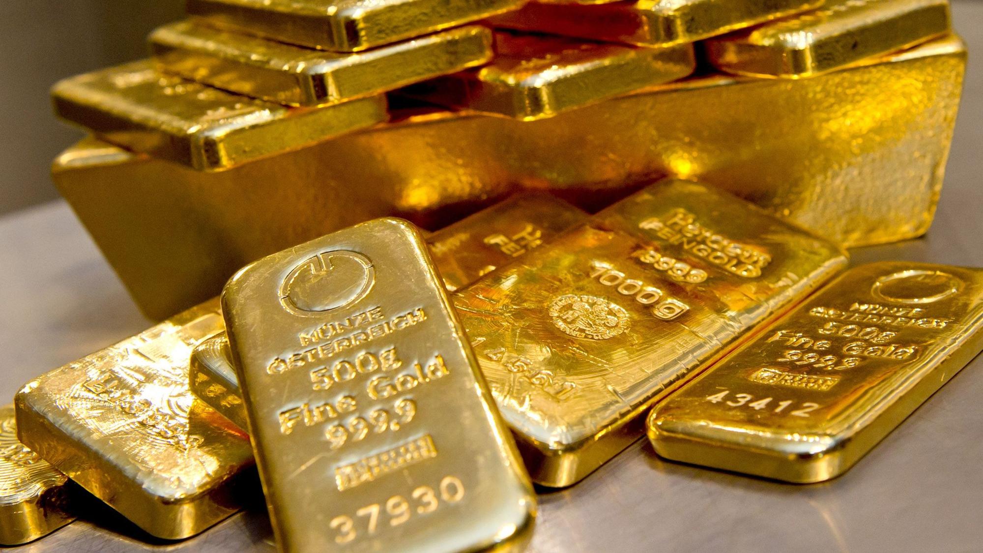 Goldbarren in unterschiedlicher Größe iegen bei einem Goldhändler in einem Tresor.
