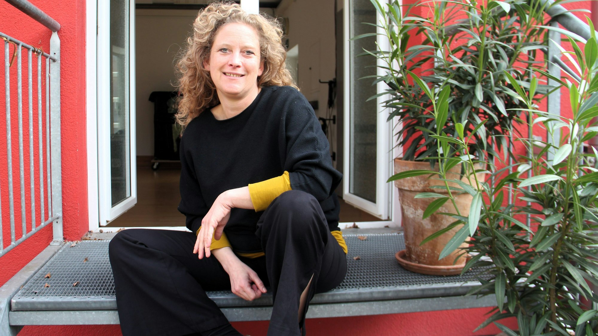 Eine Frau sitzt auf einer Treppe