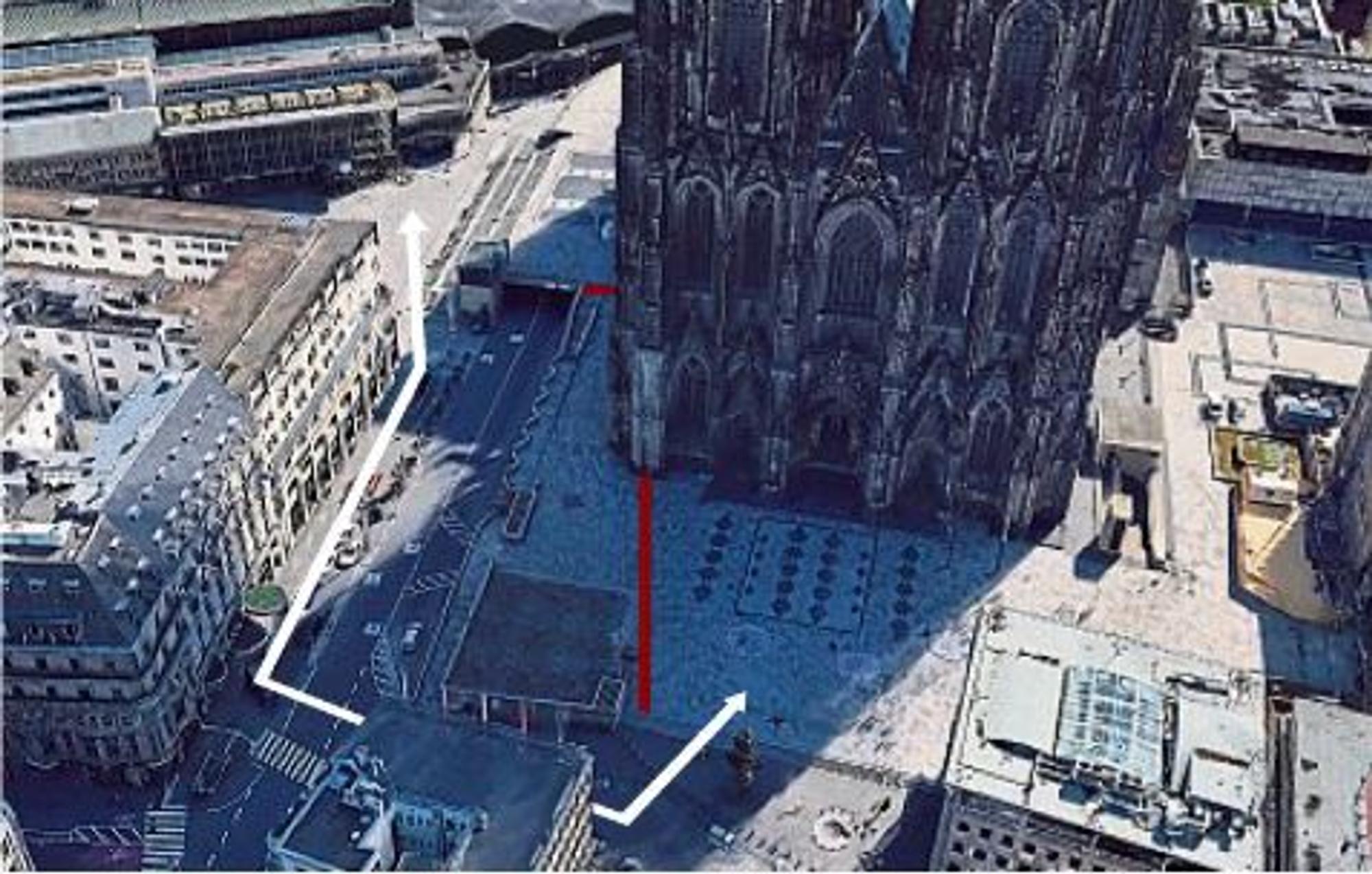 Der Gang über die Domplatte wird während der Arbeiten am Domsockel gesperrt.