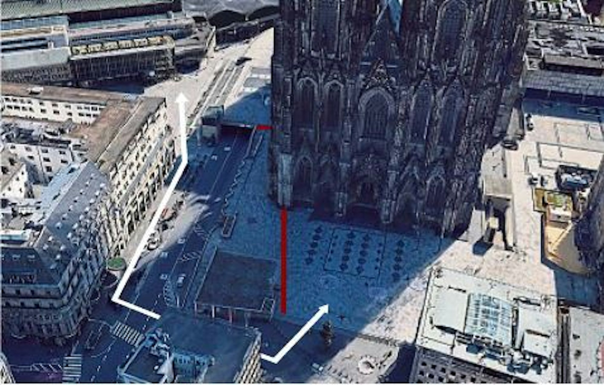 Der Gang über die Domplatte wird während der Arbeiten am Domsockel gesperrt.
