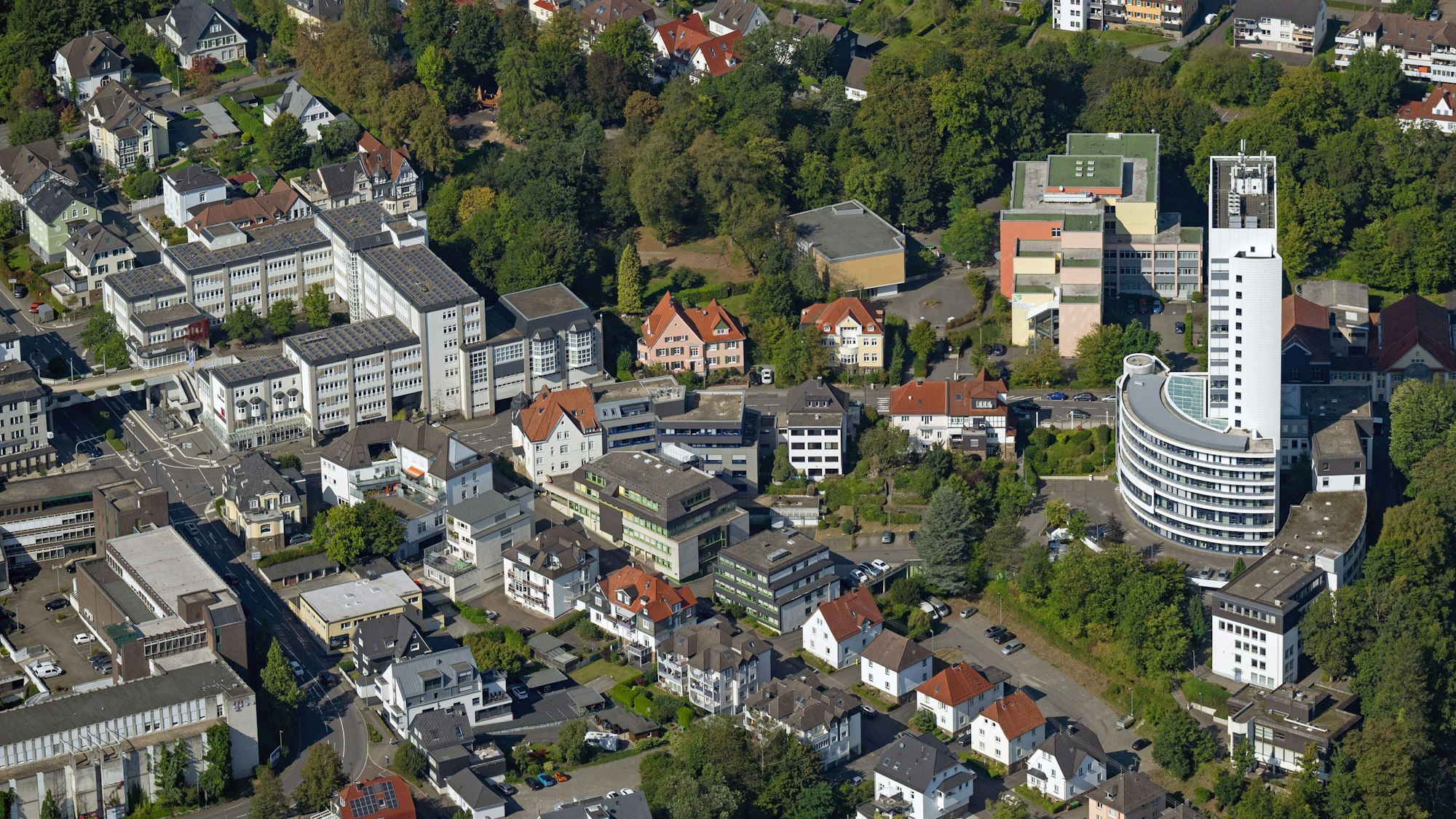Luftbild vom Rathaus in Gummersbach.