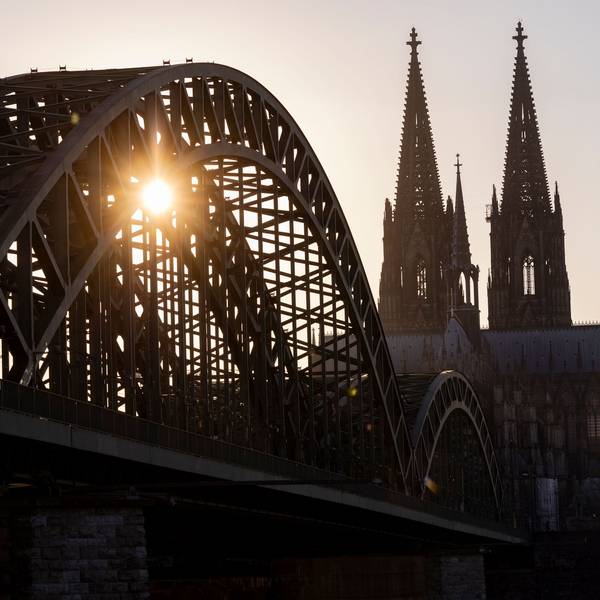 Der Kölner Dom im Sonnenuntergang