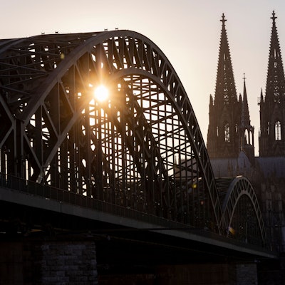 Der Kölner Dom im Sonnenuntergang