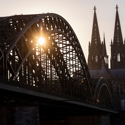 Der Kölner Dom im frühlingshaften Sonnenuntergang. (Archivbild)