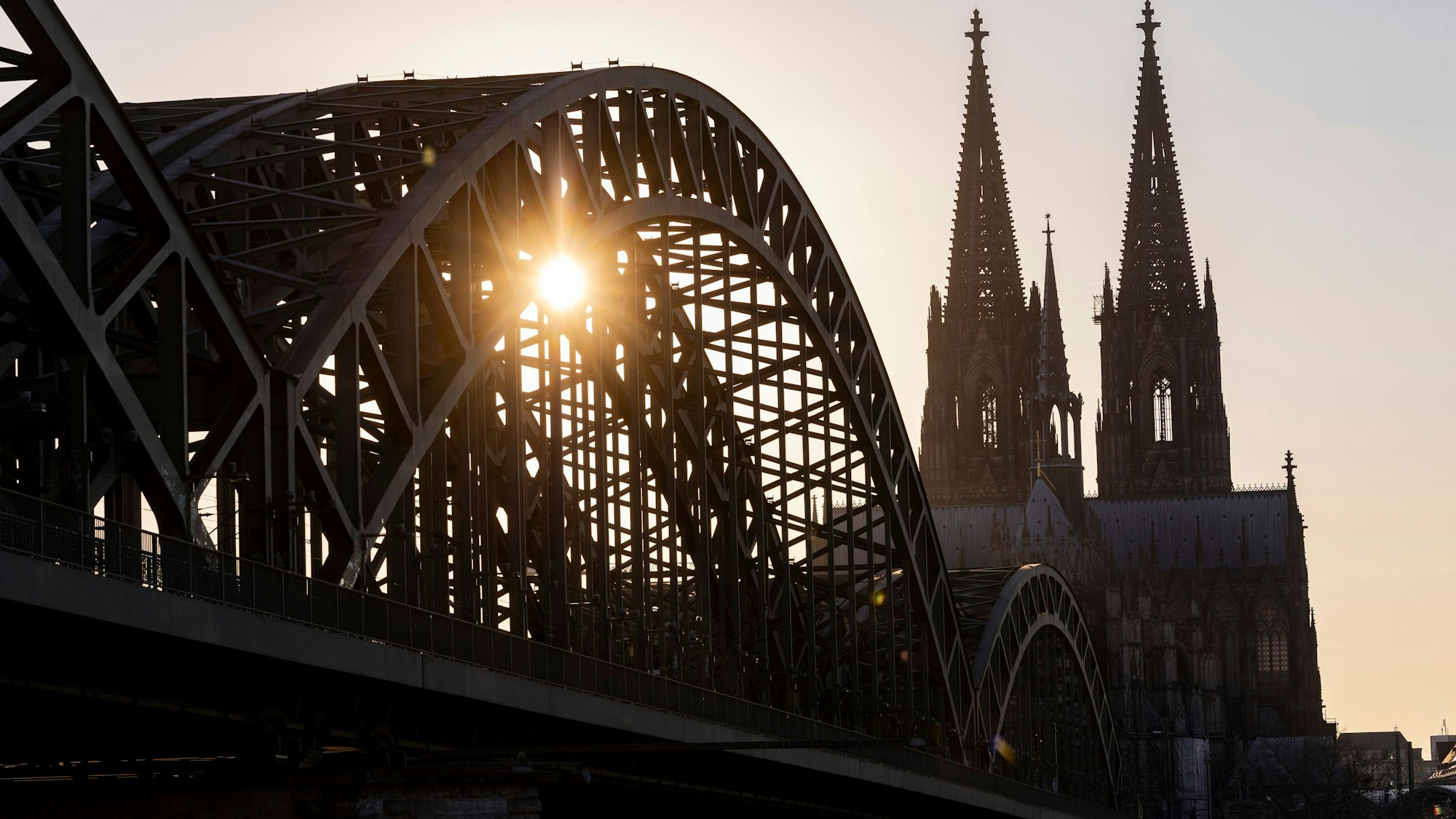 Der Kölner Dom im frühlingshaften Sonnenuntergang. (Archivbild)