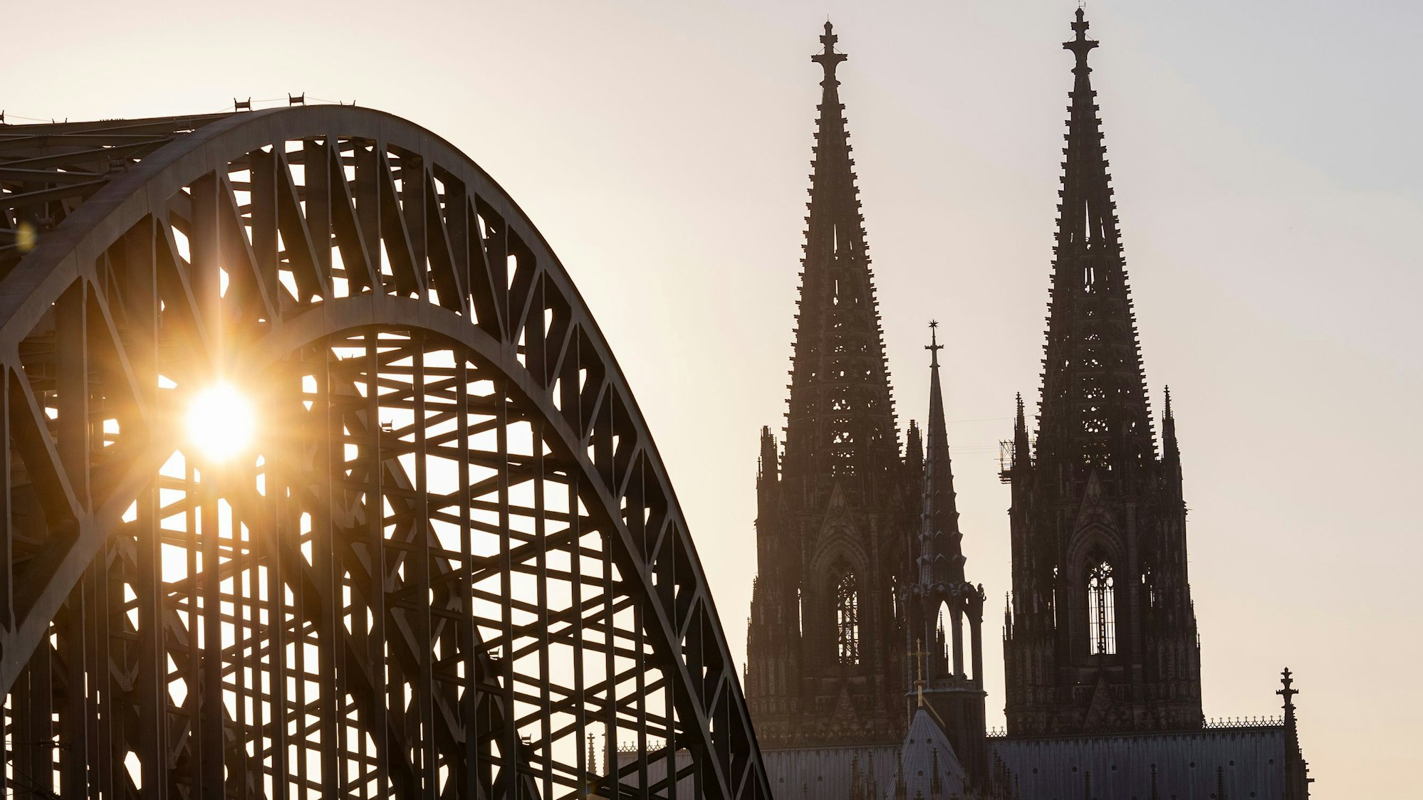 Der Kölner Dom im Sonnenuntergang