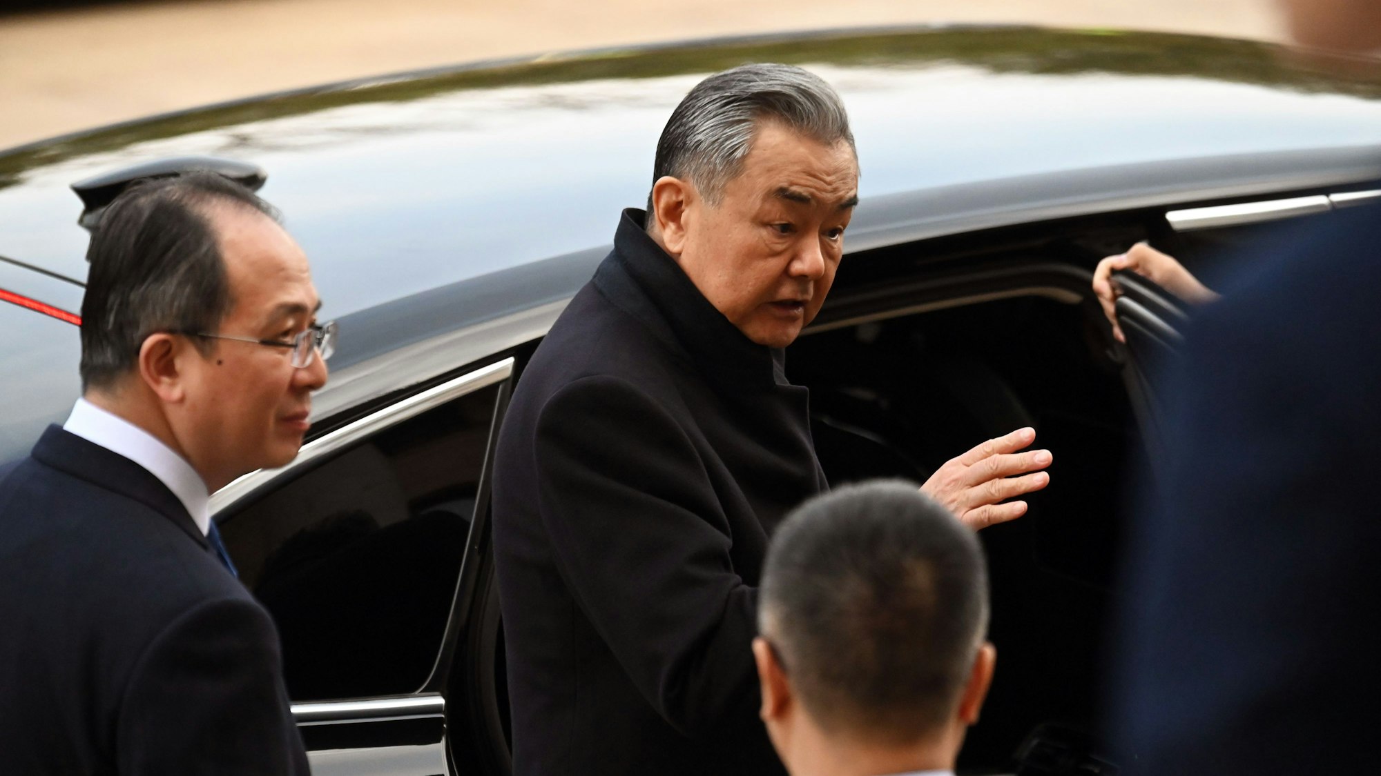 Wang Yi, Chinas Außenminister, verlässt die Große Halle des Volkes. Dort hatte Staats- und Parteichef Xi wichtige Konzernchefs globaler Unternehmen empfangen.