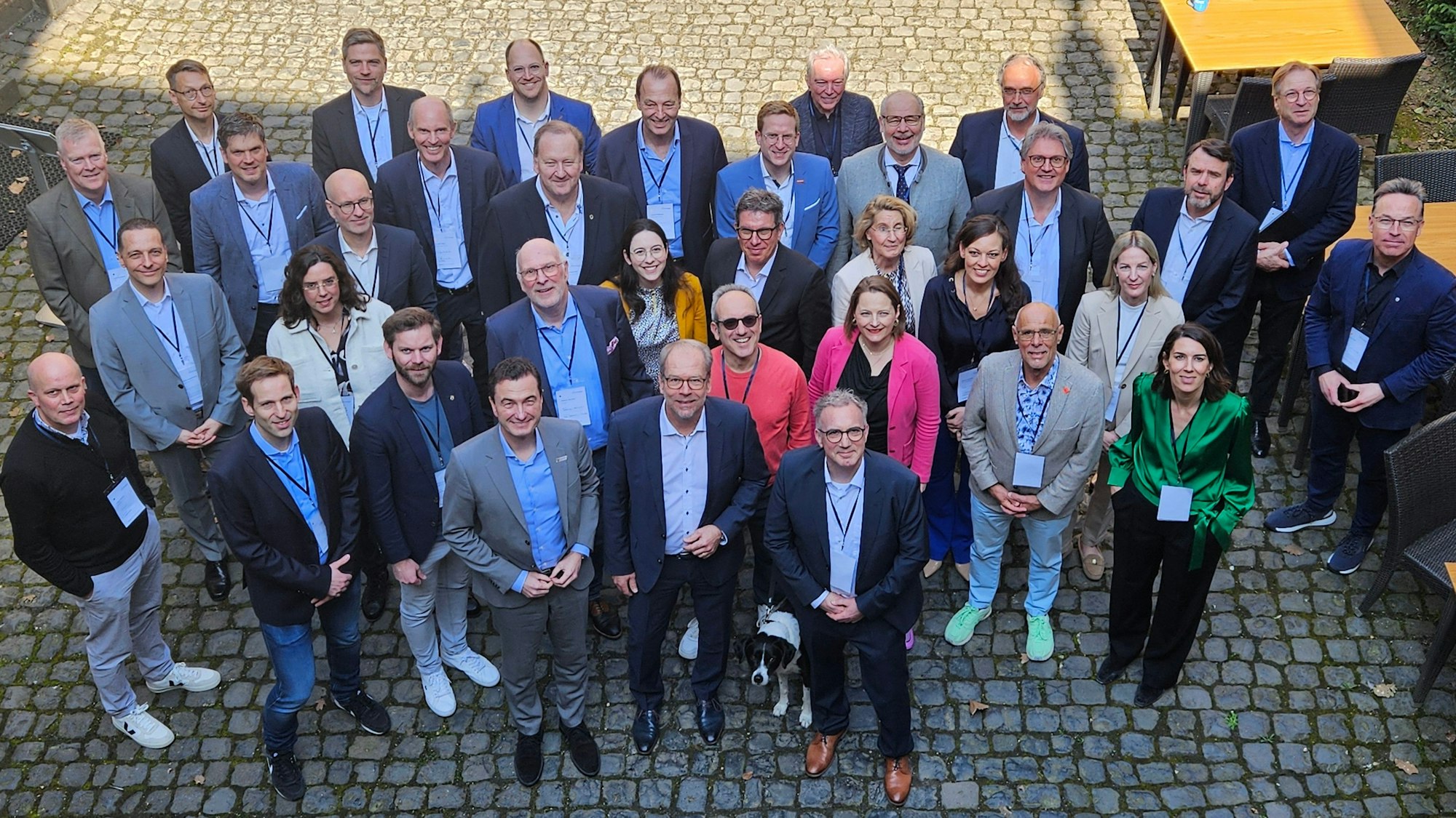 Zu sehen ist eine große Gruppe von Frauen und Männern.