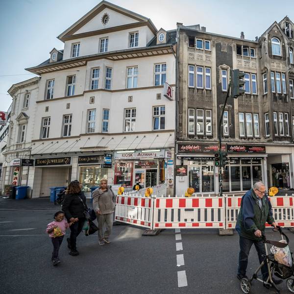 Im Haus Düsseldorfer Straße 5 hat es gebrannt, zwei Männer starben dabei. Die ganze Zeile mit den historischen Häusern steht unter Denkmalschutz.