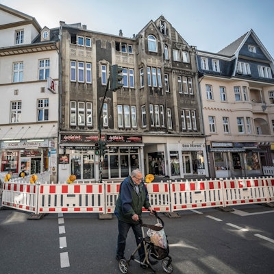 Im Haus Düsseldorfer Straße 5 hat es gebrannt, zwei Männer starben dabei. Die ganze Zeile mit den historischen Häusern steht unter Denkmalschutz.