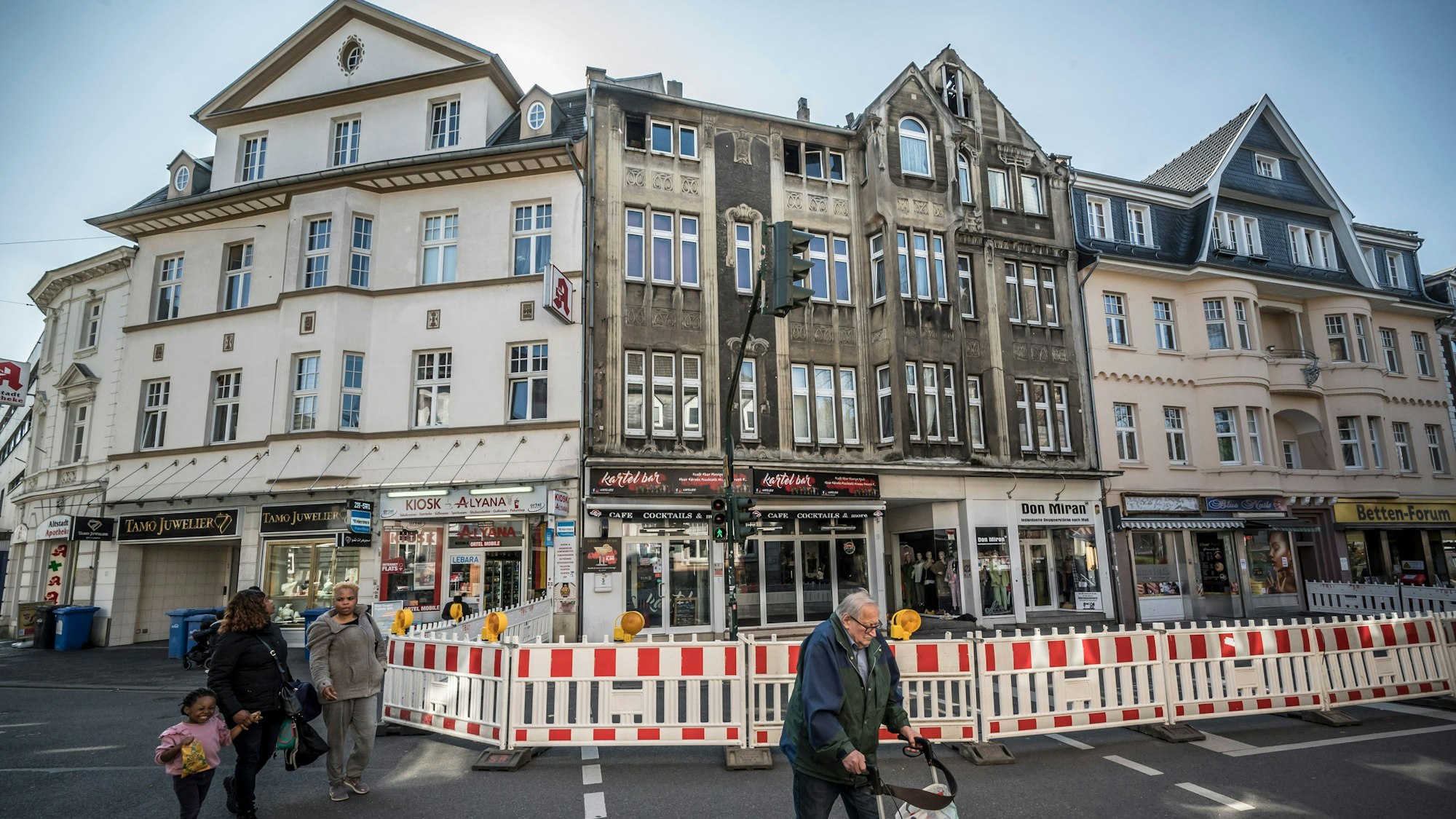 Im Haus Düsseldorfer Straße 5 hat es gebrannt, zwei Männer starben dabei. Die ganze Zeile mit den historischen Häusern steht unter Denkmalschutz.
