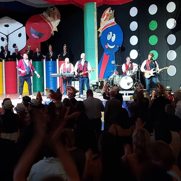 Die Rabaue spielen vor Jecken in einer Halle in Windhoek