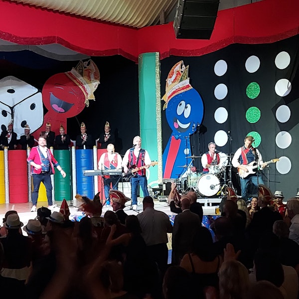 Die Rabaue spielen vor Jecken in einer Halle in Windhoek