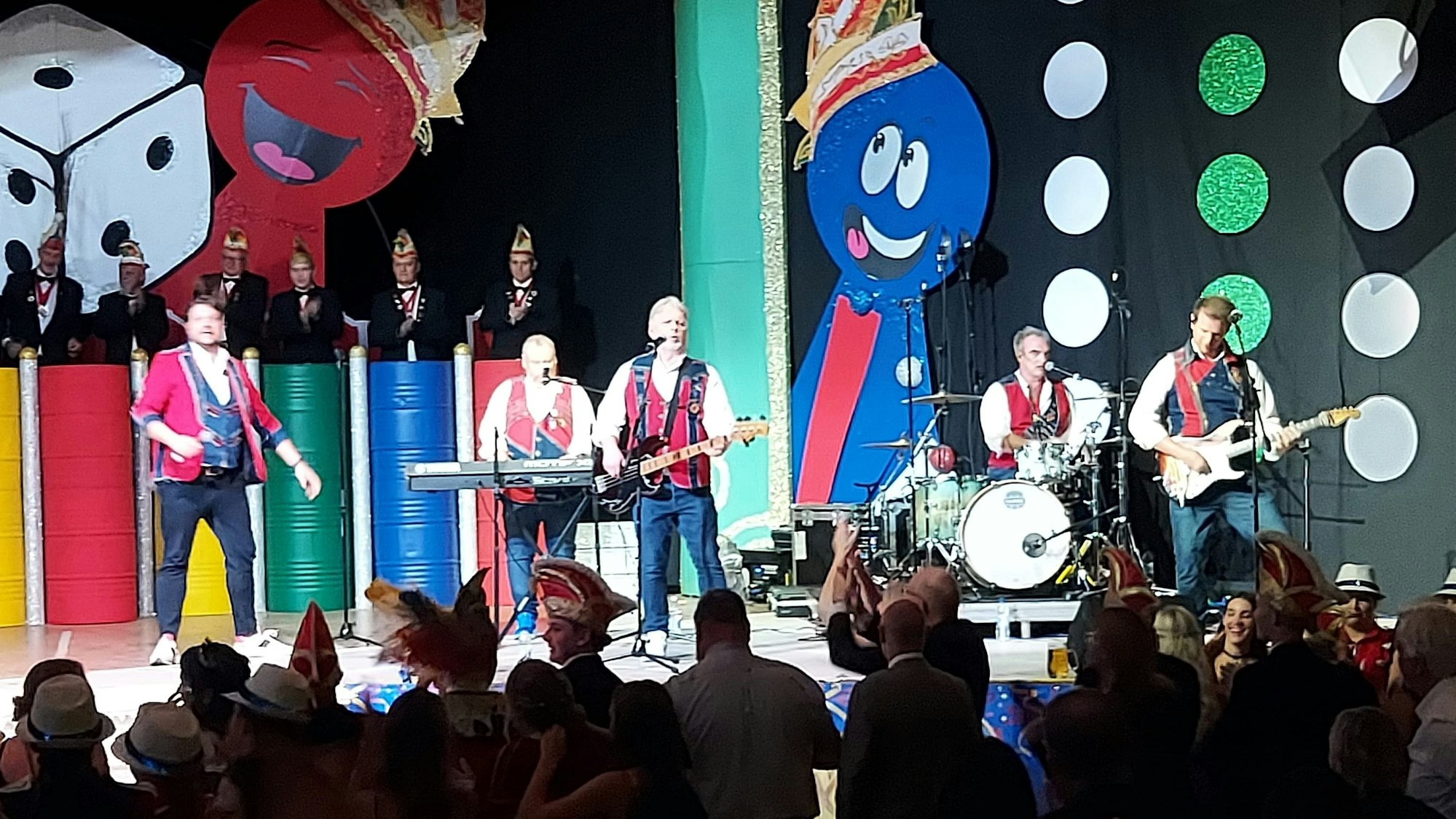 Die Rabaue spielen vor Jecken in einer Halle in Windhoek