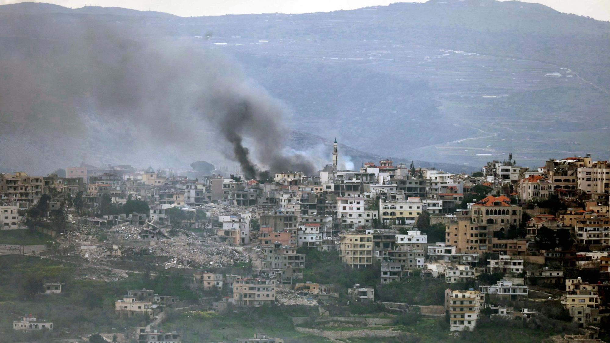 Rauch steigt in der libanesischen Stadt Khiam hervor. Israels Verteidigungsminister Israel Kratz drohte dem Libanon, nachdem Israel wieder mit Raketen beschossen wurde.