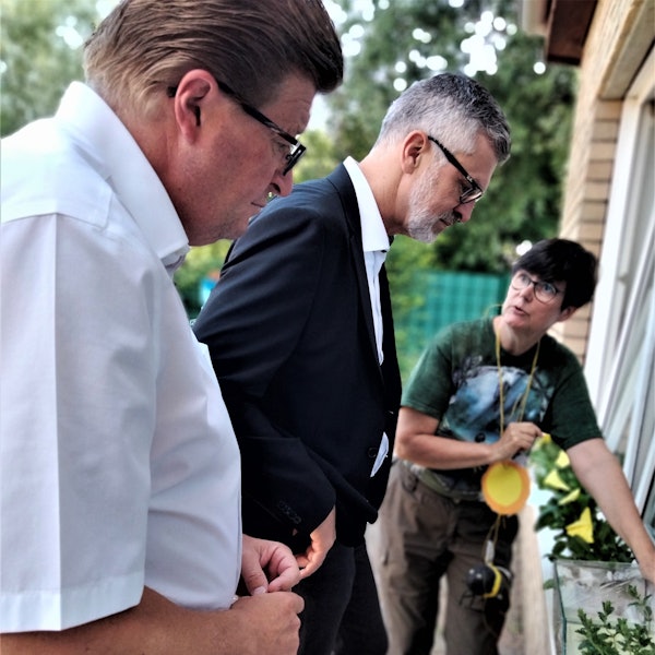 Auf dem Foto sind zwei Männer und eine Frau zu sehen.