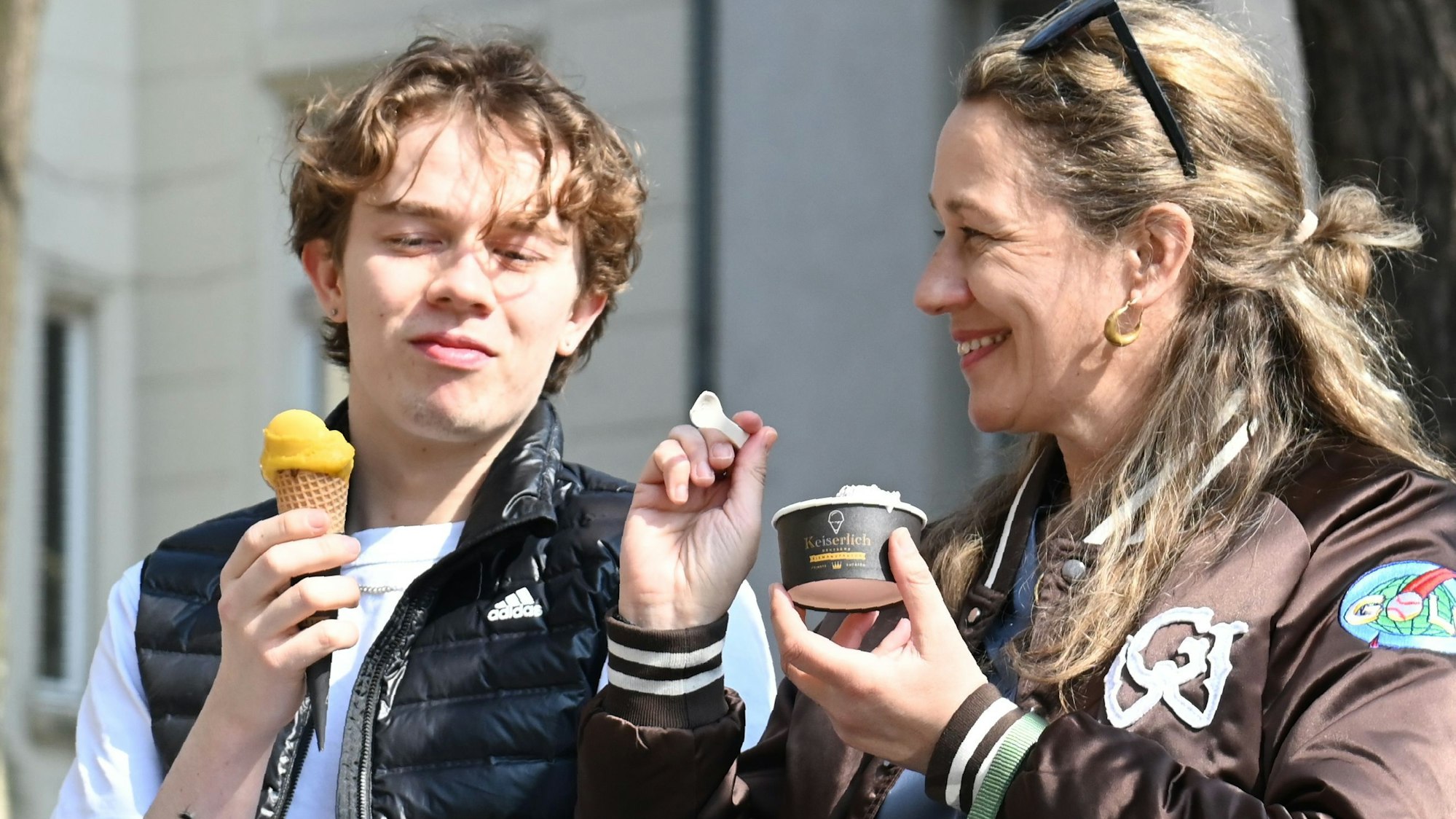 Zwei Personen essen ein Eis auf dem Roeckerathplatz im Kölner Agnesviertel.. Illustration für eine Geschichte über Eispreise. Foto in Kölner Umgebung, Person bitte fragen. Personen haben das OK für die Fotos gegeben. Foto: Alexander Schwaiger