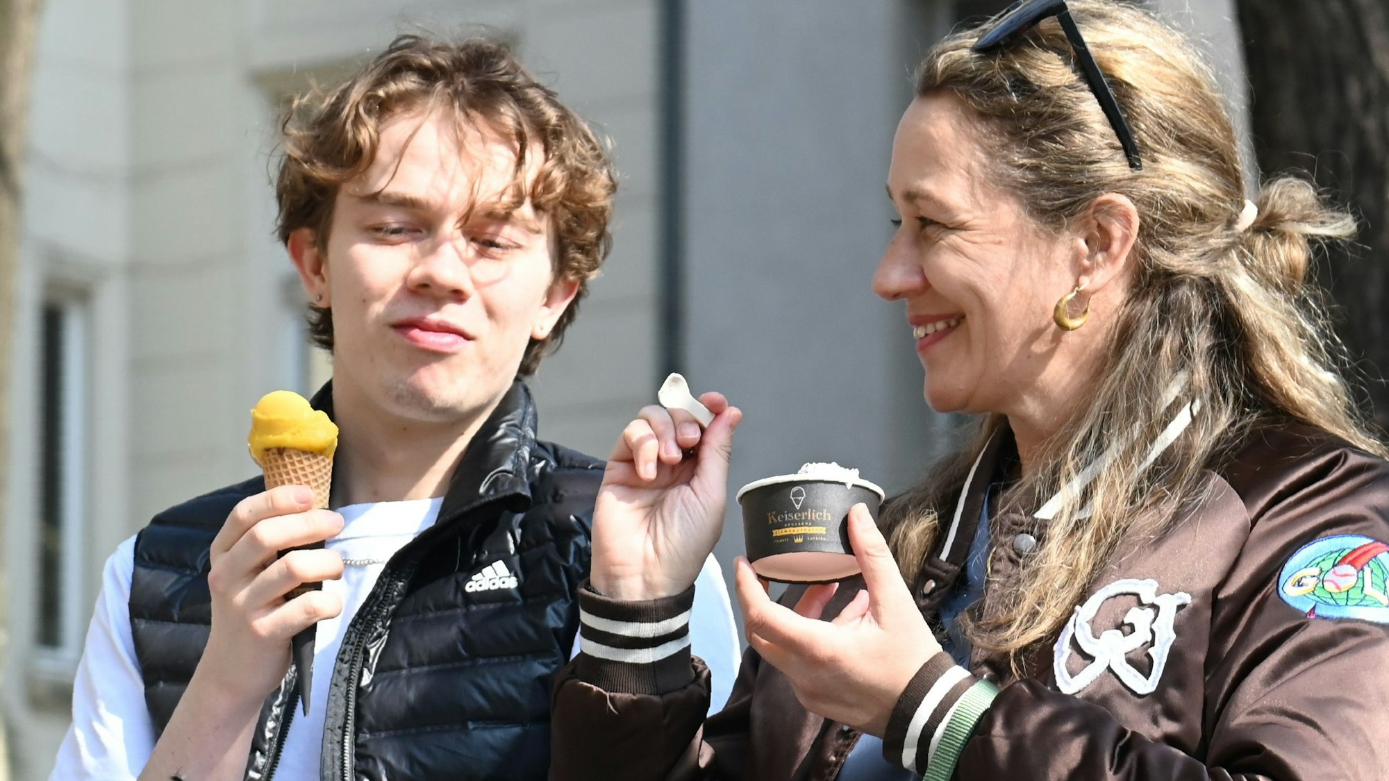 Zwei Personen essen ein Eis auf dem Roeckerathplatz im Kölner Agnesviertel.. Illustration für eine Geschichte über Eispreise. Foto in Kölner Umgebung, Person bitte fragen. Personen haben das OK für die Fotos gegeben. Foto: Alexander Schwaiger