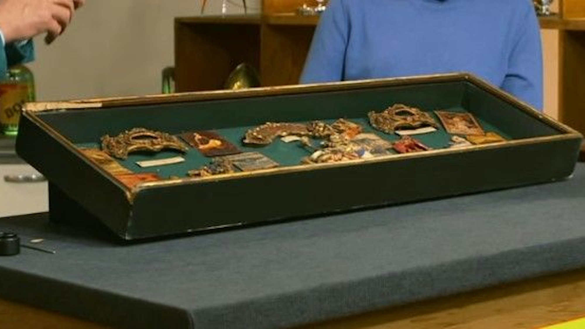 Den Schaukasten hatte der 37-Jährige aus Köln als Kind von seinem Opa geschenkt bekommen.