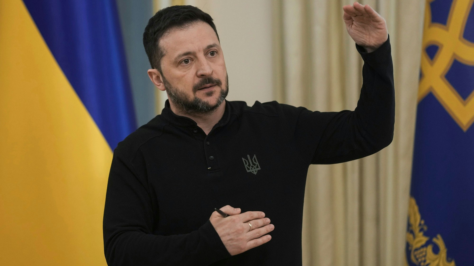 Der ukrainische Präsident Wolodymyr Selenskyj spricht am 28. März während eines Briefings in Kiew.