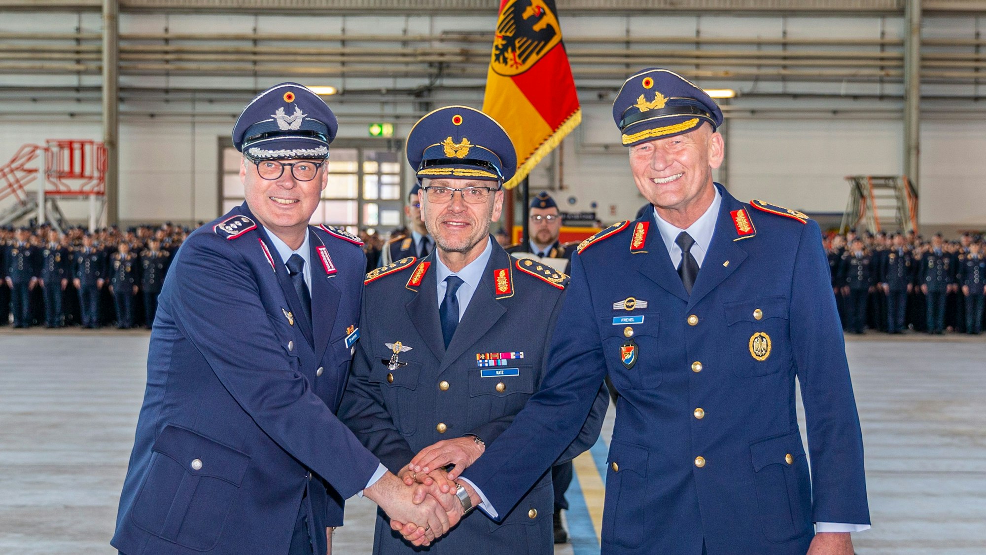 Daniel Draken (l.), neuer Standortälteter und Chef des Stabes Luftwaffentruppenkommando, rechts sein Vorgänger Richard Frevel, ehemaliger Standortältester Chef des Stabes Luftwaffentruppenkommando. In der Mitte ihr Chef Günter Katz